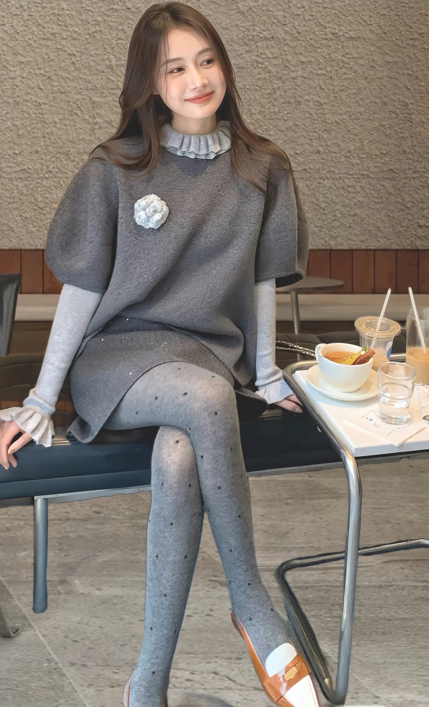 这套小众设计叠穿马甲，太韩系啦。👗韩系穿搭来咯！今天尝试了斗篷马甲叠...