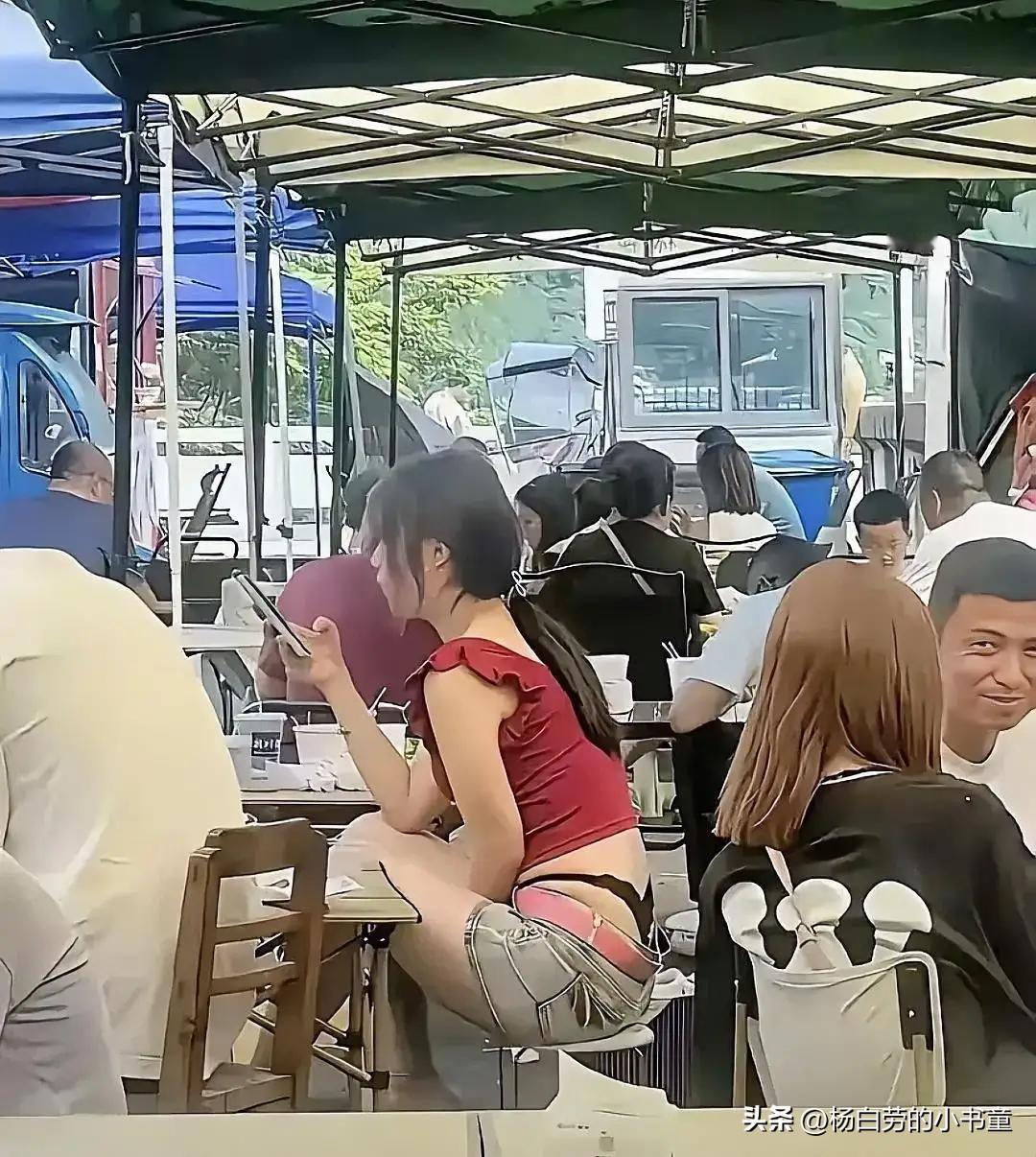 美女敢这样穿
全世界男人都眼瞎啦？
在她的世界里已经
没有丑陋和美丽
没有羞耻和