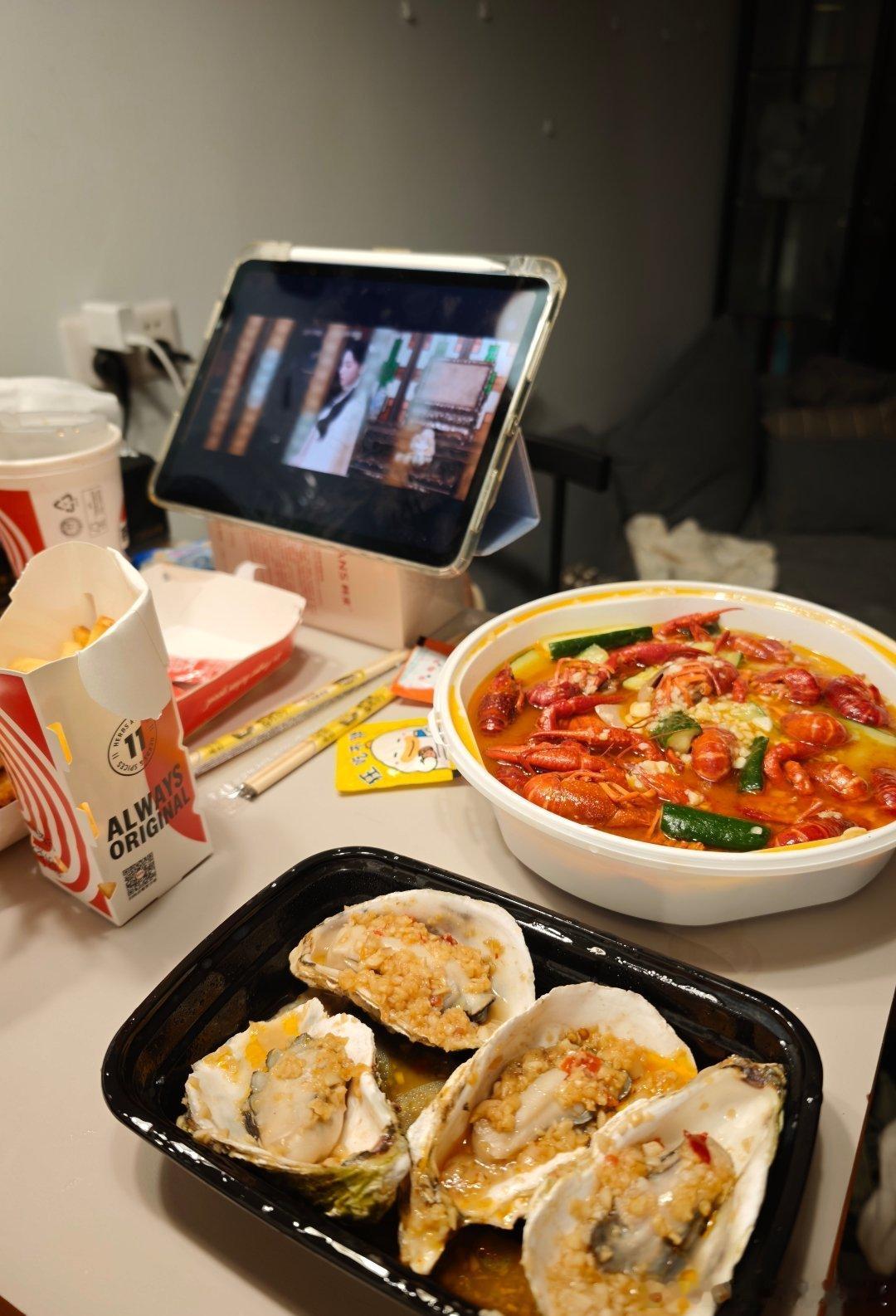 兄弟们晚上肚子饿分别搞了KFC和生蚝还有小龙虾，结果集体翻车这是什么概率  KF