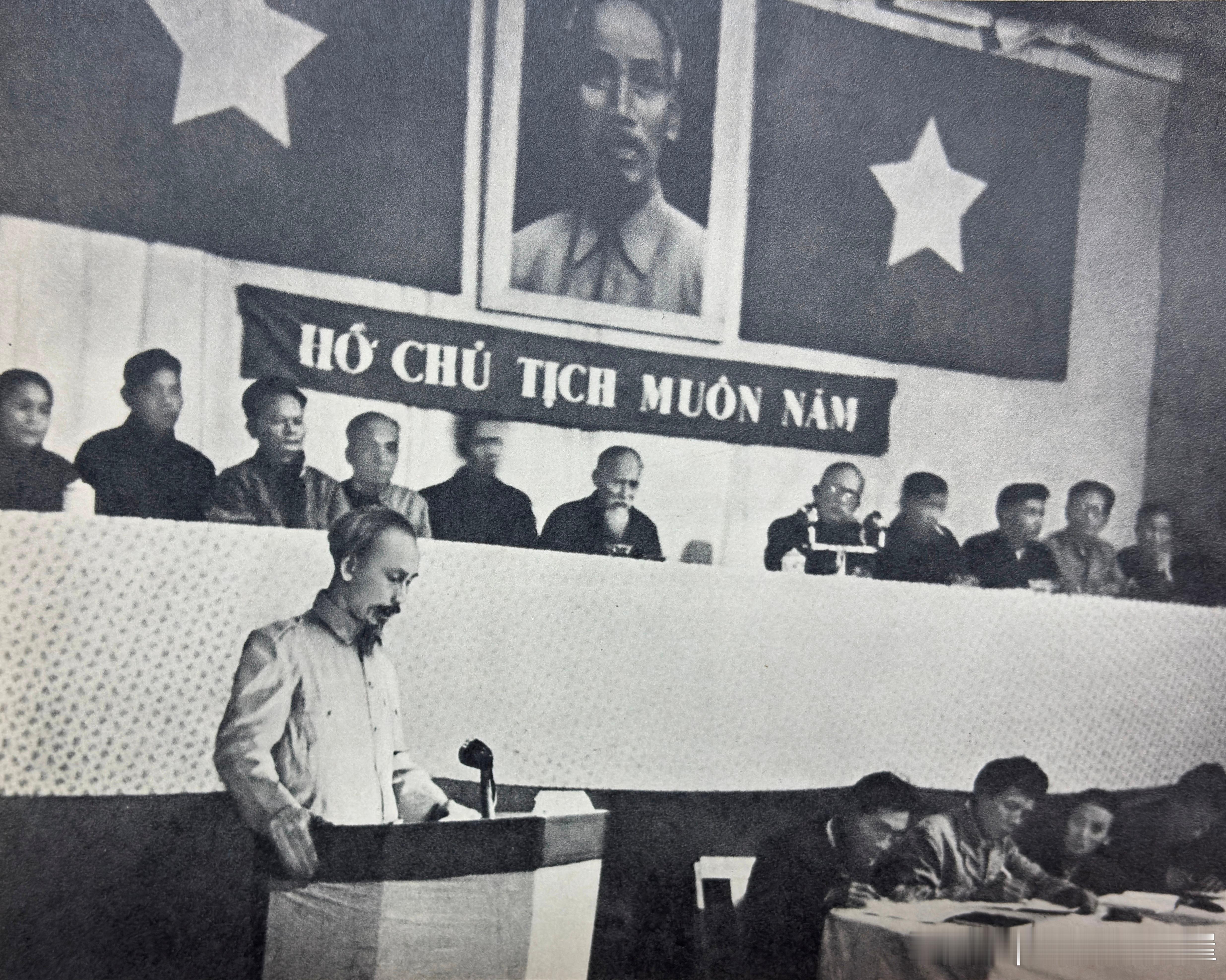 1953年胡志明主持国会会议，通过了土地改革法历史影像 ​​​