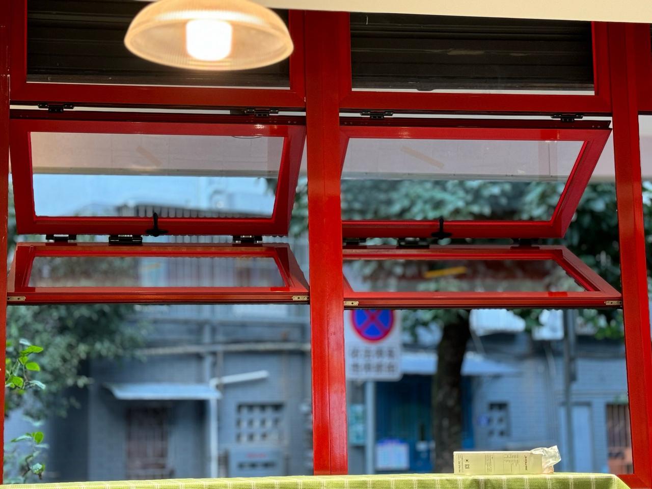 老公开店的，请了一个前台，每次客人都叫前台老板娘，
我在的时候，前台还会解释说自