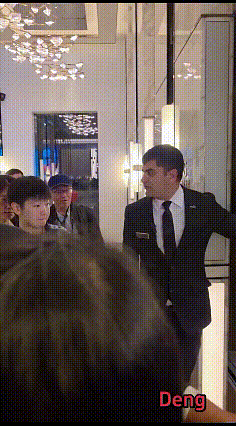 粉丝：莎莎，莎莎来了，快看莎莎。
莎莎：按电梯键，没人上吗？为啥我按了不关门[笑