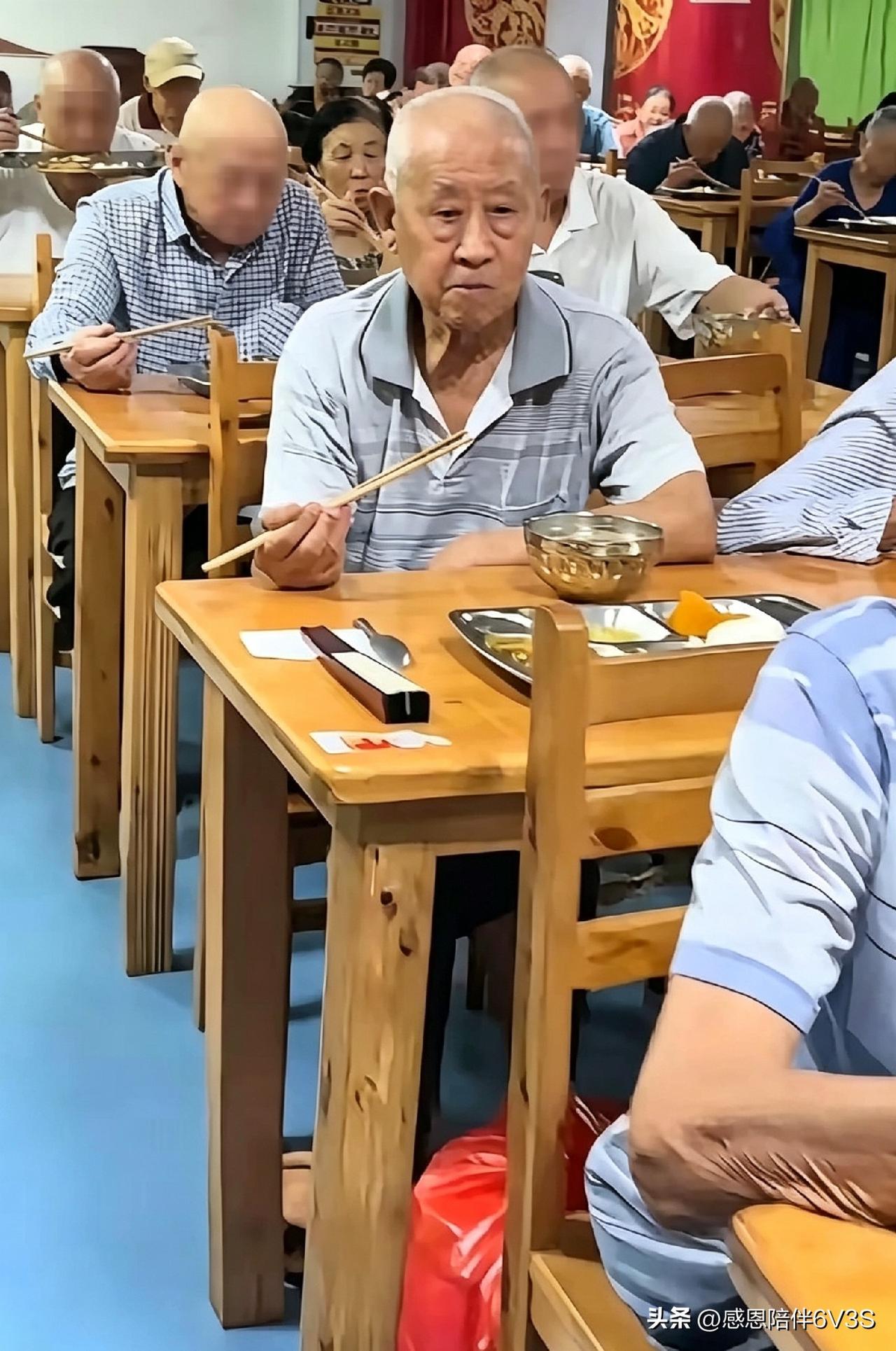 看到这个画面心头感慨万千。养老院食堂里头，老人们安安静静吃饭。人总有老的那一天，