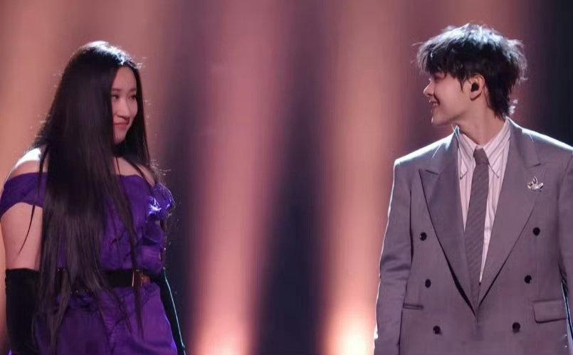 锤娜丽莎感谢尤长靖歌手2026前辈暖心传授经验，承蒙长靖帮扶引路，在歌手舞台不断