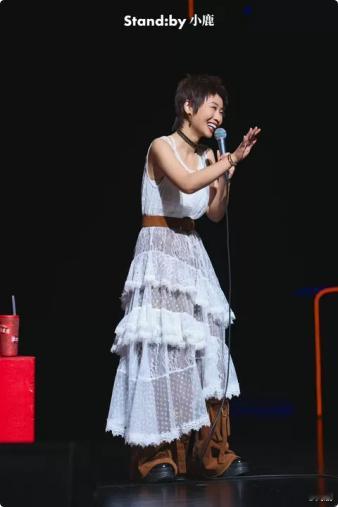 小鹿无痛当妈还以为小鹿生娃了姐姐当家小鹿无痛当妈名场面来袭，和汤包沉浸式陪孩子相