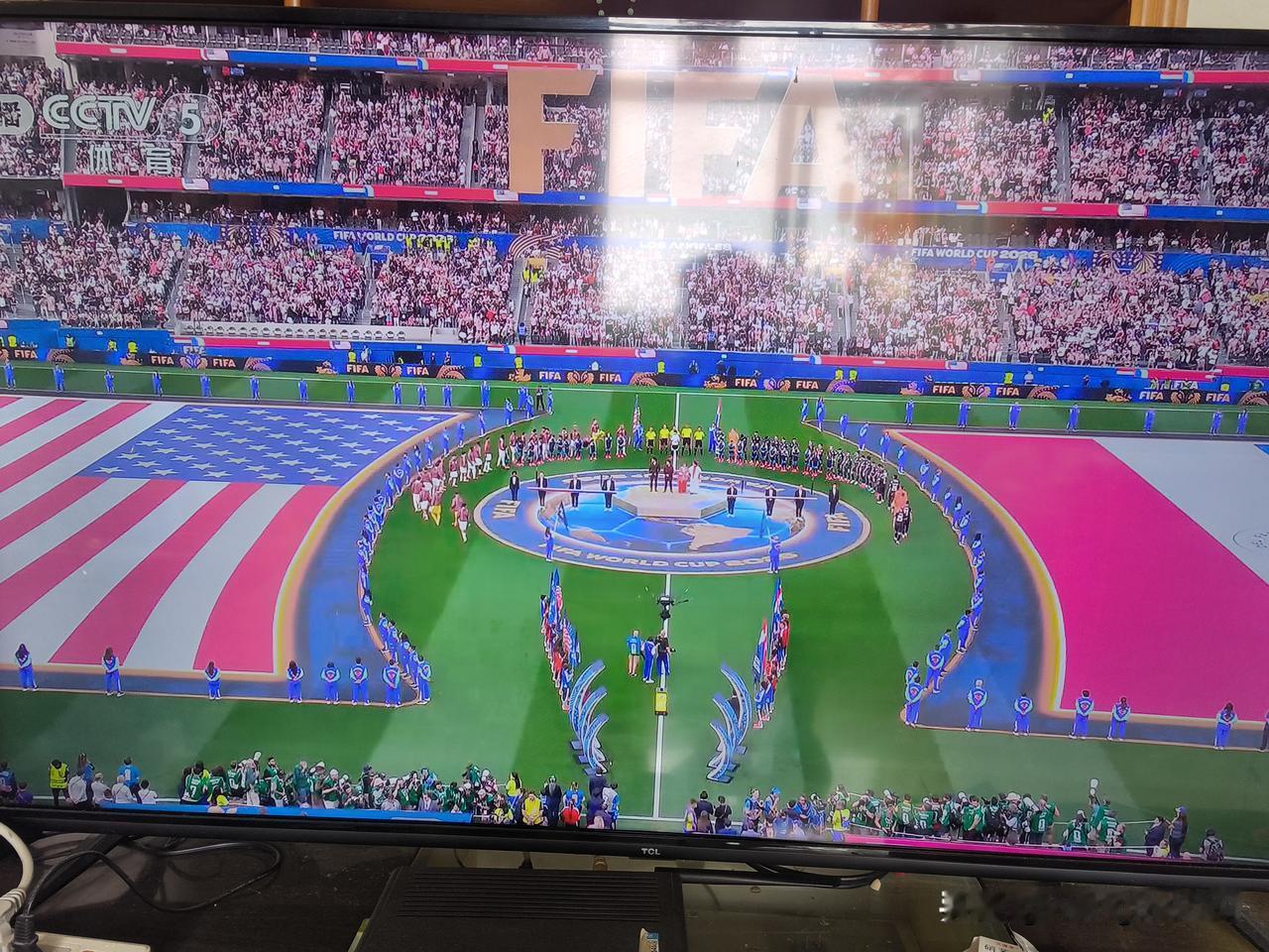 美加墨世界杯鸣哨开赛，心里五味杂陈，看着别国运动员在场上奔跑，看着别国球迷现场狂