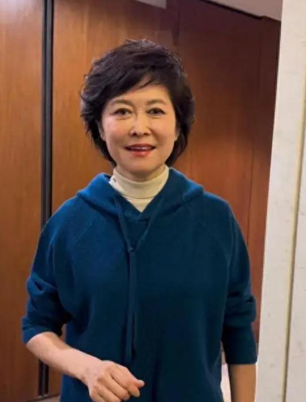 谁能想到，这竟成了最后一次同框！去年3月，敬一丹与丈夫共同参观一家公司，夫妻俩并
