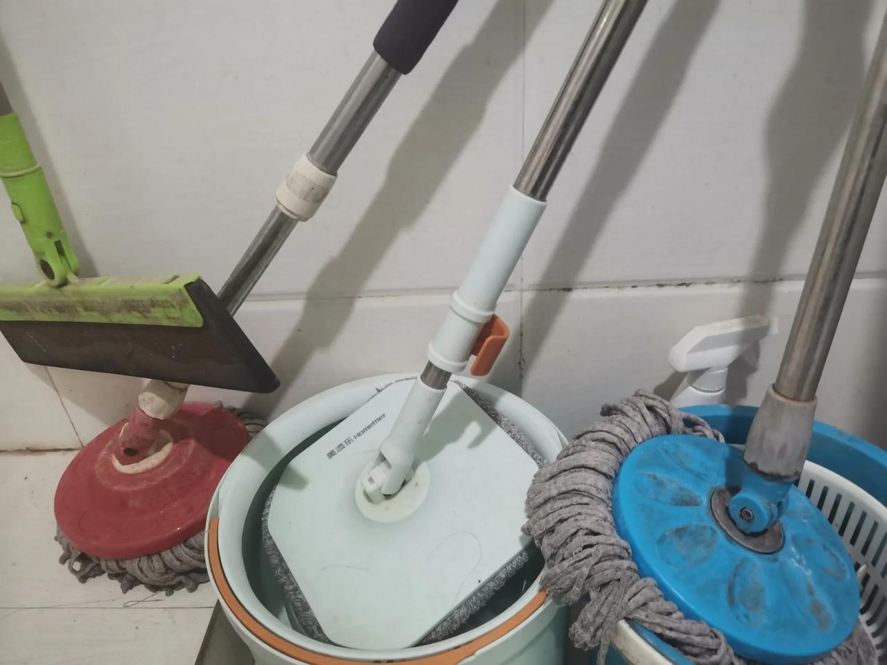 三个同类拖把摆在那里，碍眼！
最左边的一个最少买了十年，中间螺纹坏了，不能甩干了