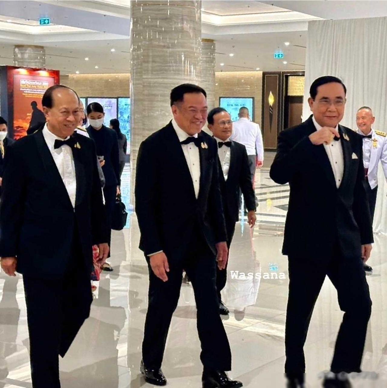 阿努廷笑成这样为哪般？他也有开心得忘乎所以的时候。