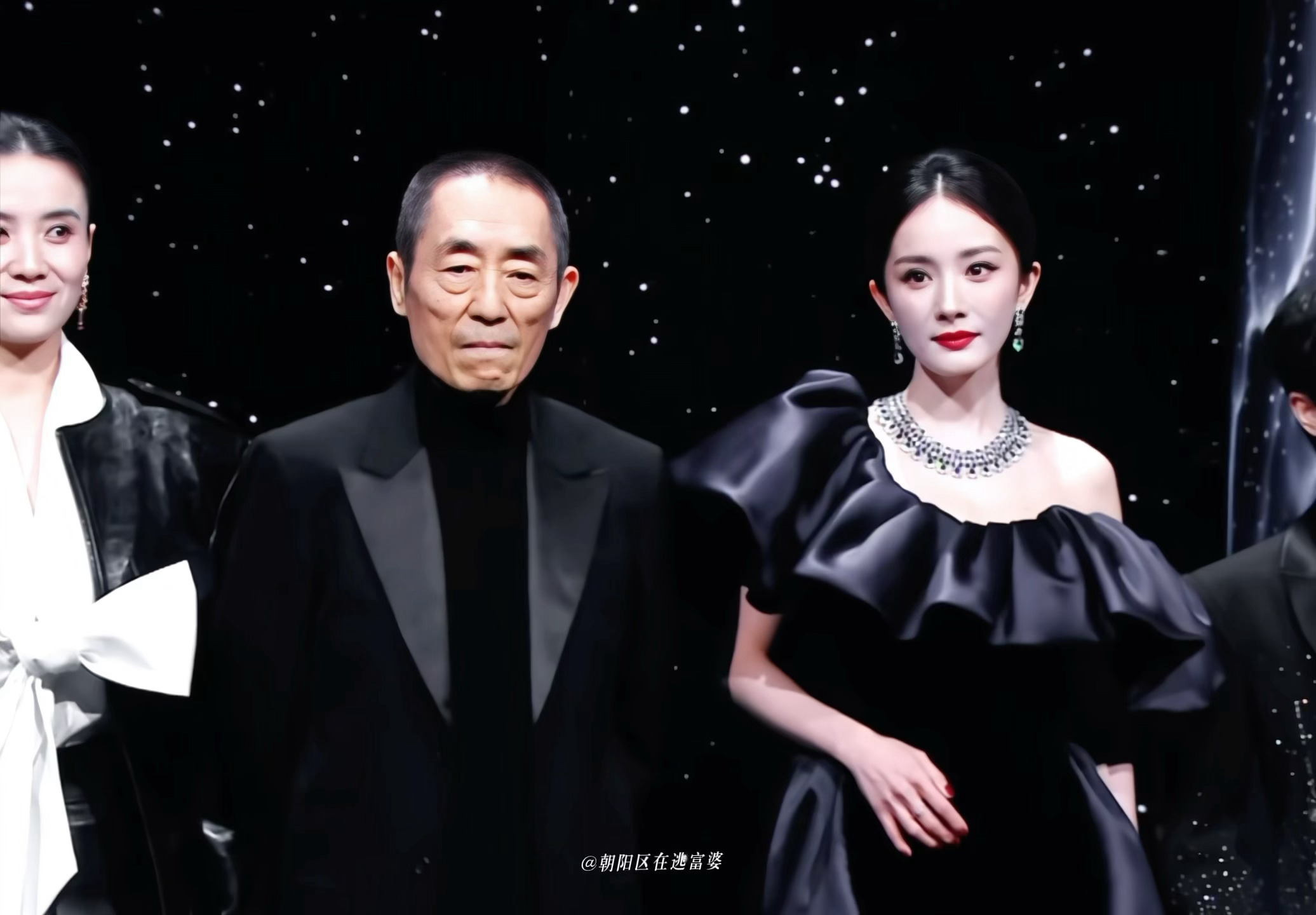 杨幂 红毯最严厉的妈咪 好闪耀的美貌🥹🤲🏻杨幂 红唇天才 微博之夜红毯