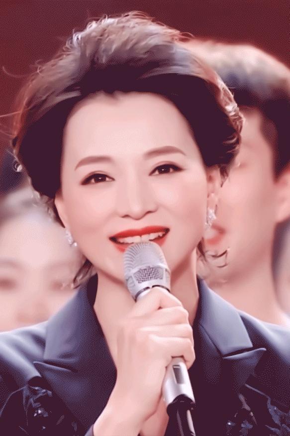 作家贾平凹，接受董卿采访，他说，我只能用家乡话说，不会普通话，为了怕人家笑话，我