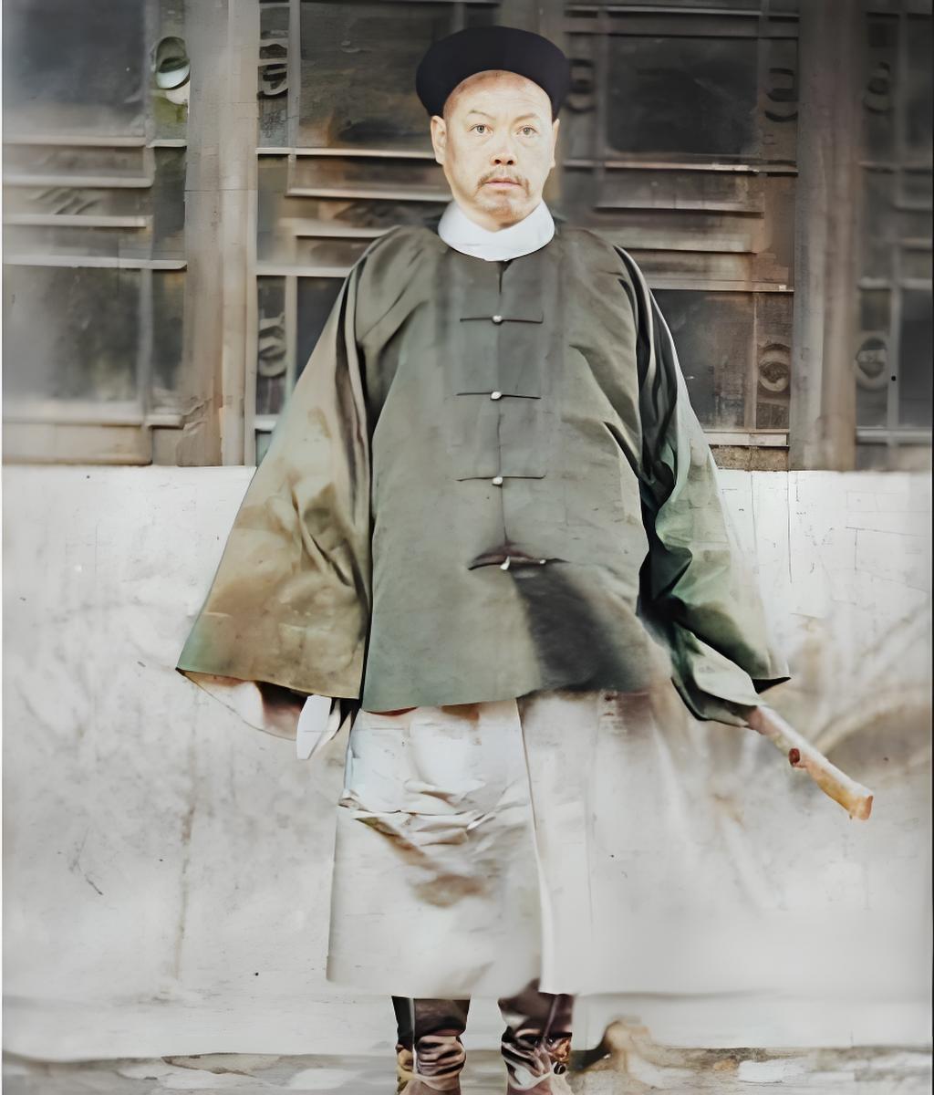 这张老照片，将统领南洋水师总兵吴安康的身影，牢牢锁在晚清的时光里。
他头戴官帽，