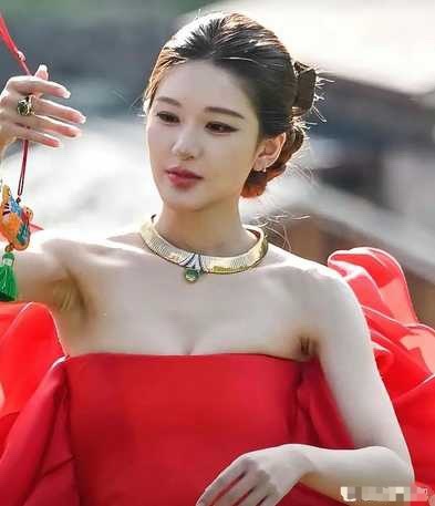 现在女明星都不注重下腋下管理吗