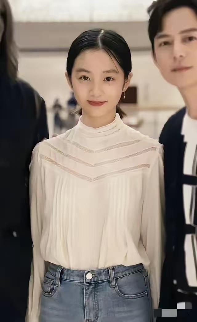 图一图二是黄磊女儿黄多多在国内时的样子，图三至图六是黄多多在美国时的样子。在国内