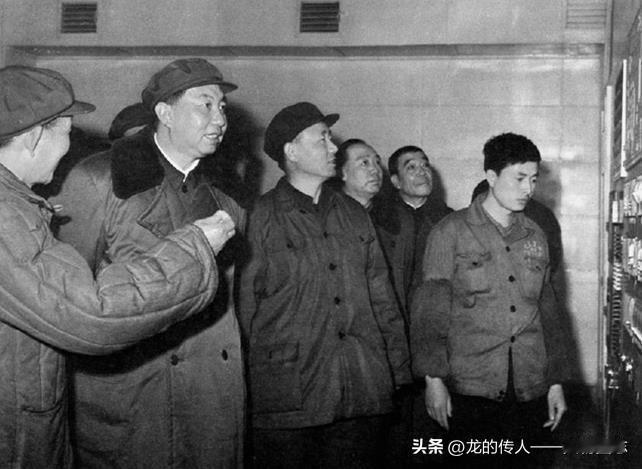 1977年4月17日，华国锋迎着风雪，亲临新建投产的大庆化肥厂视察。