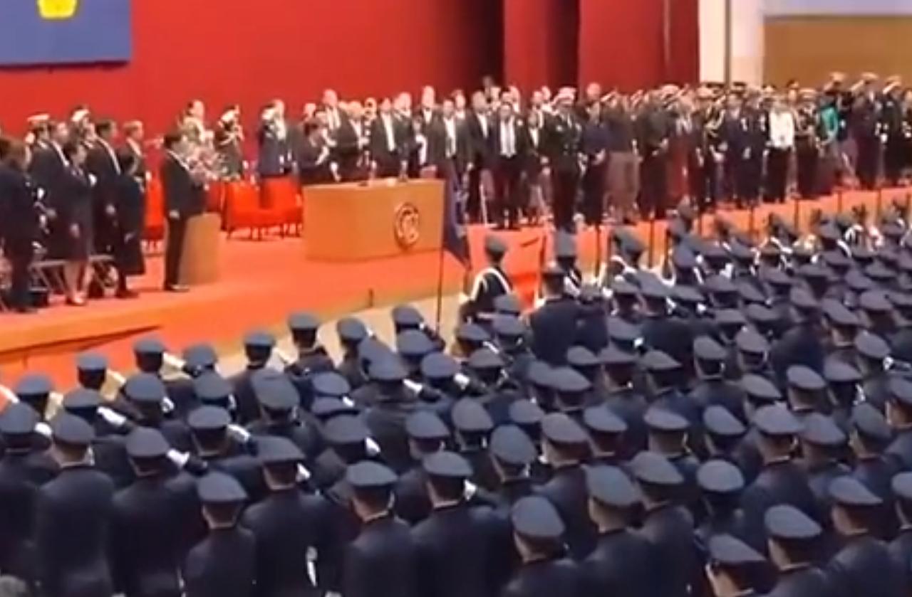 日本防卫大学毕业典礼，高市早苗出席发表强硬讲话，现场一片欢呼嚣张至极！

NHK