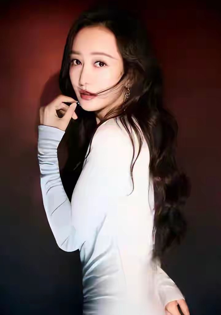 王鸥 我目前独自养育一个孩子最看不透的是王鸥。何九华已官宣当爸，承认有女儿并坦言