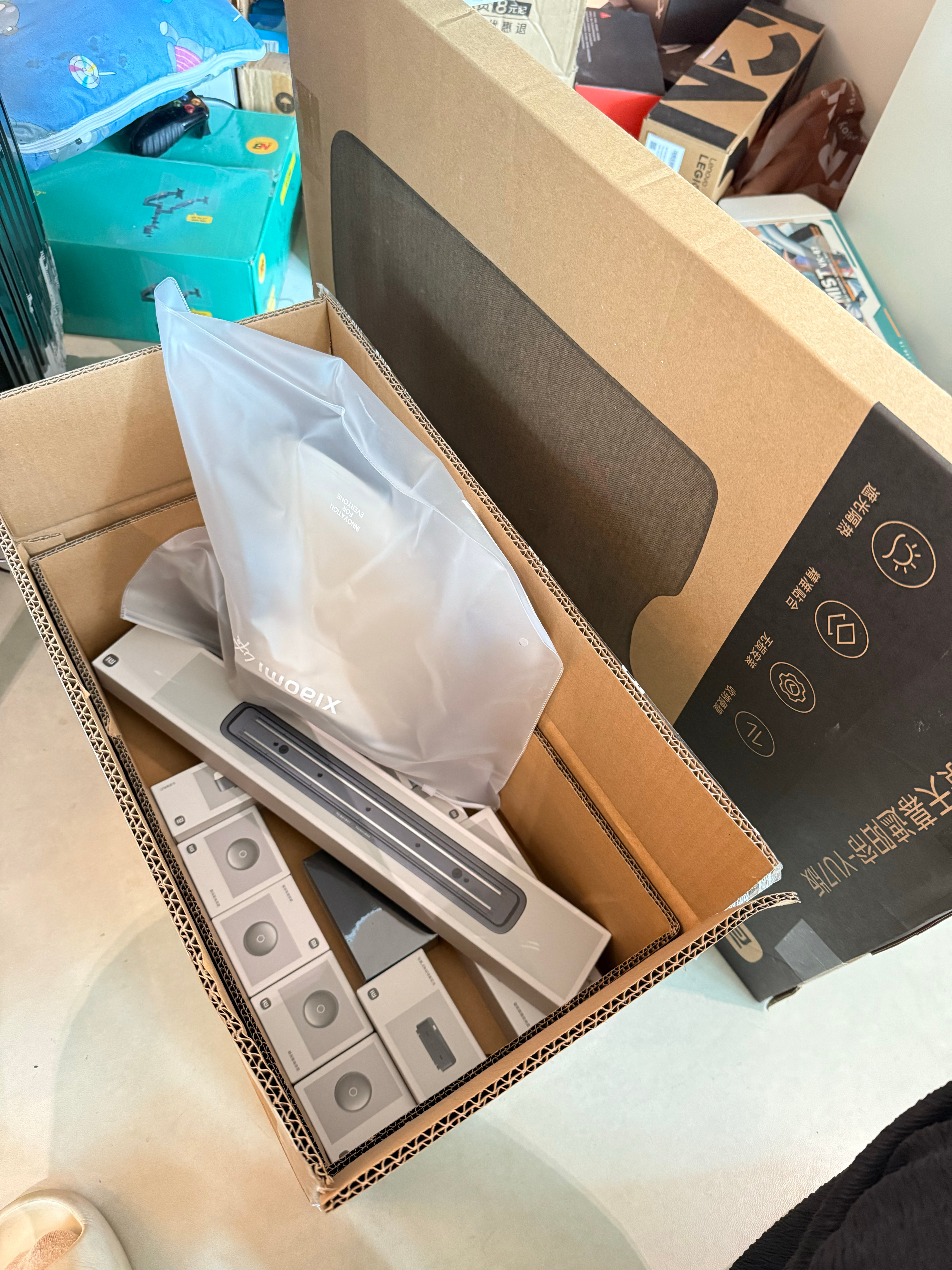 小米yu7还没到，但是配件已经到了一大堆[微笑] ​​​