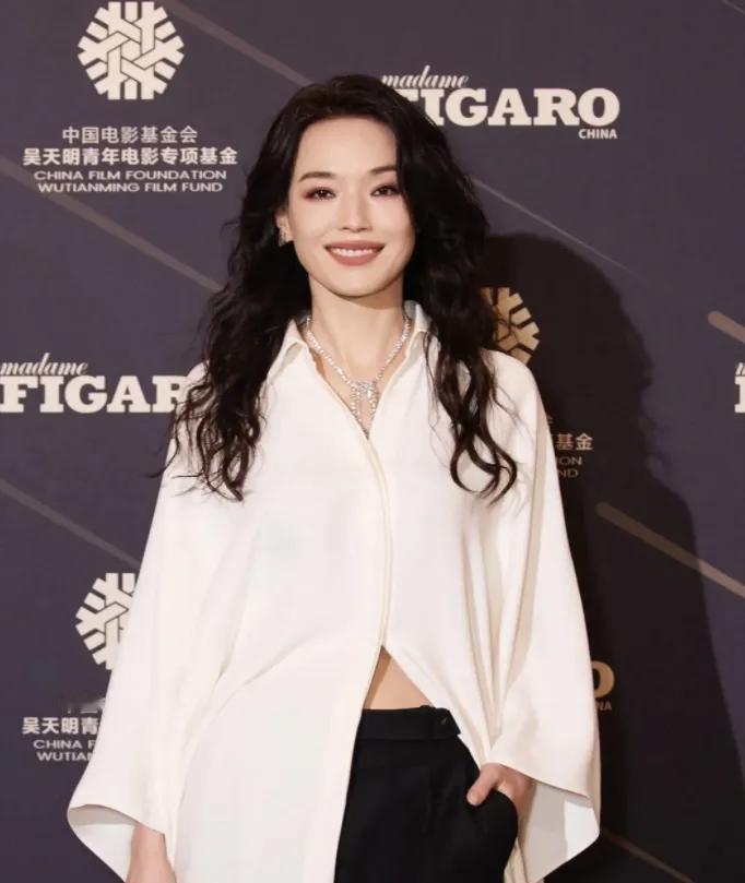 看了一个采访舒淇的视频，主持人问她：“是否不想要小孩？”

舒淇坦诚回答：“也不