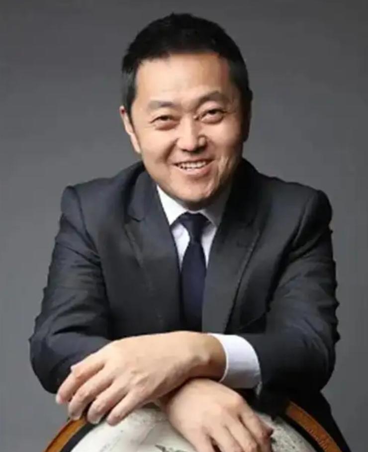 2021年，中国千亿富豪左晖因肺癌去世后，留下了1038亿身家，可谓是生不带来死