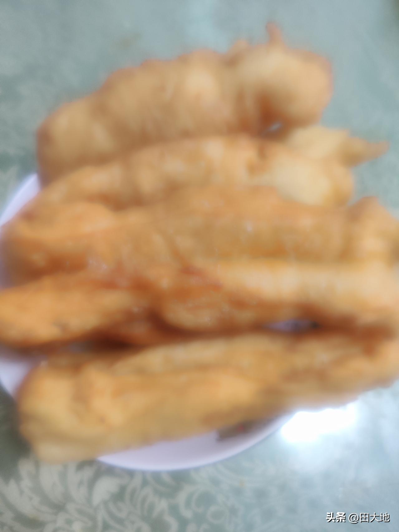 今日早餐，自制油条和豆浆

1斤面粉加入油条膨松剂10g，酵母2g，少许食盐， 