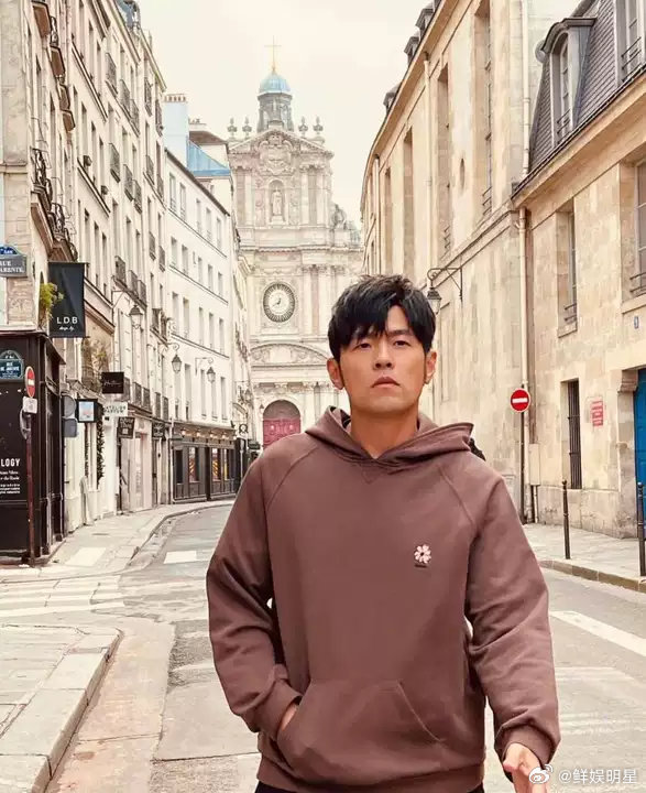 偶遇周杰伦买咖啡偶遇周杰伦买咖啡啦！周杰伦演唱会结束在台北买咖啡了~周杰伦买咖啡