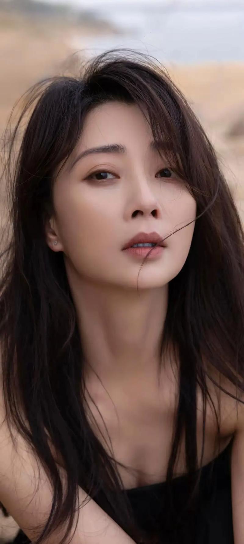 关于演员殷桃，很多人记得她拿奖时的风光，但时间拨回到十五年前，她其实经历过一场极