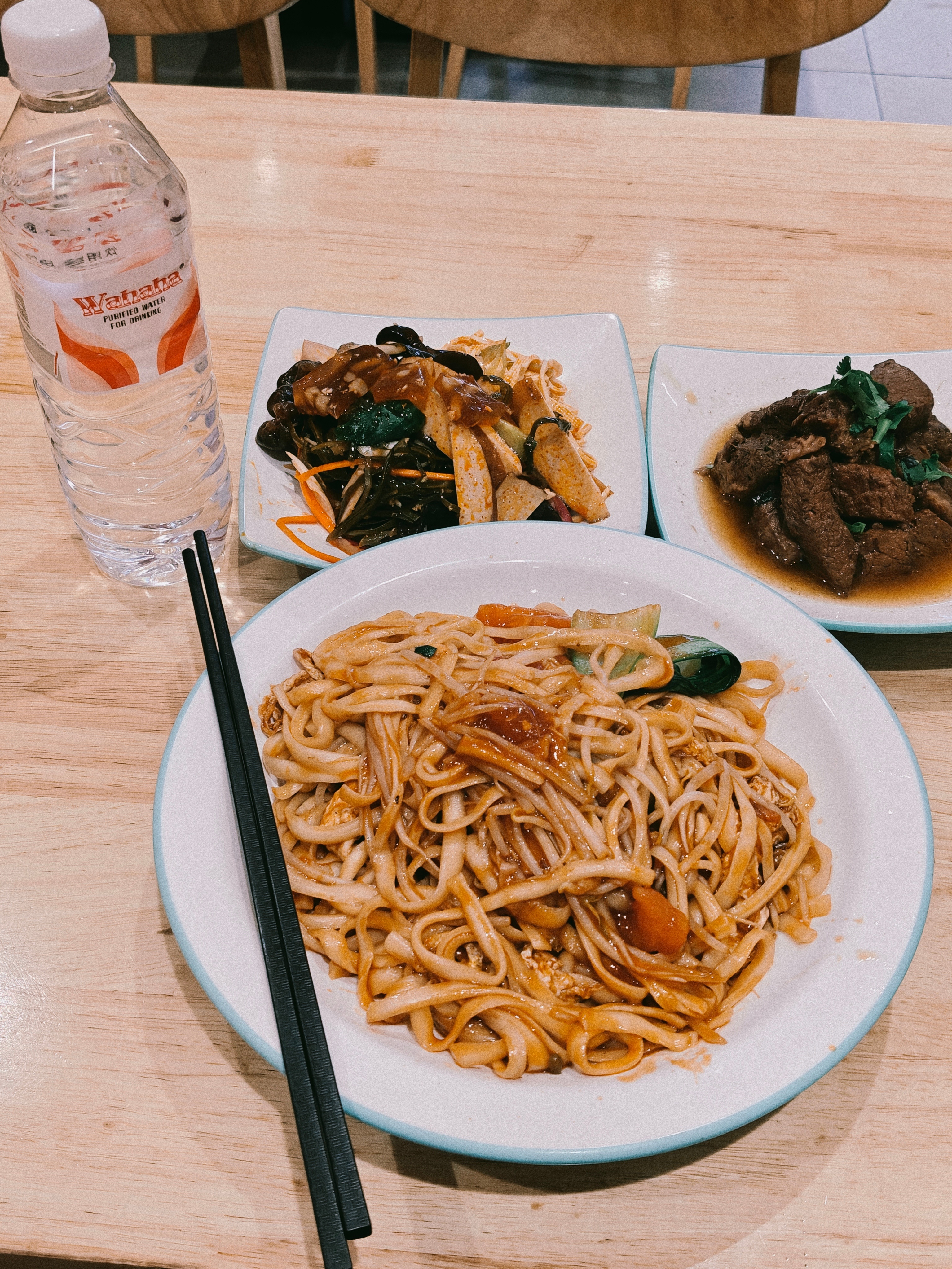 今天工作结束饿得要死，还扭到了腰疼得要死，走不远，就来离得很近的晋麦香吃饭顺便买