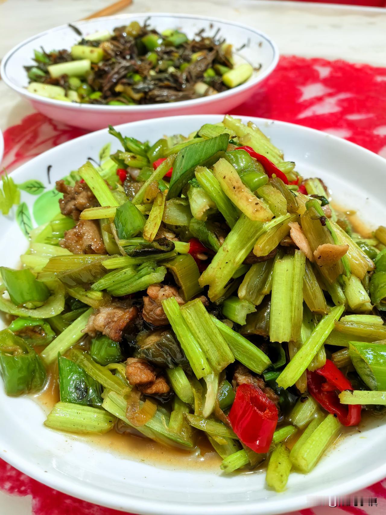 我和老母亲的晚饭，今晚三个菜……

黄瓜炒肉，芹菜炒辣椒，香椿拌蒜苔，这三个菜都