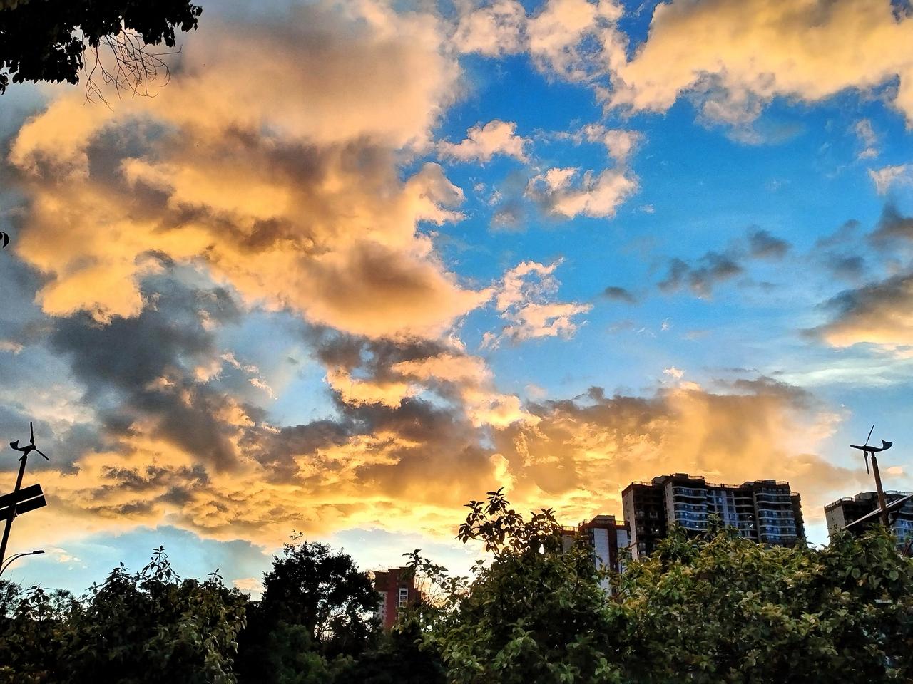 这天空好美，夕阳来把城市添色。