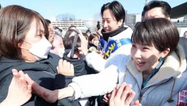 高市早苗突然间发文，宣布一个重大消息，竟然将中国说成“特定国家“！日本首相高市早