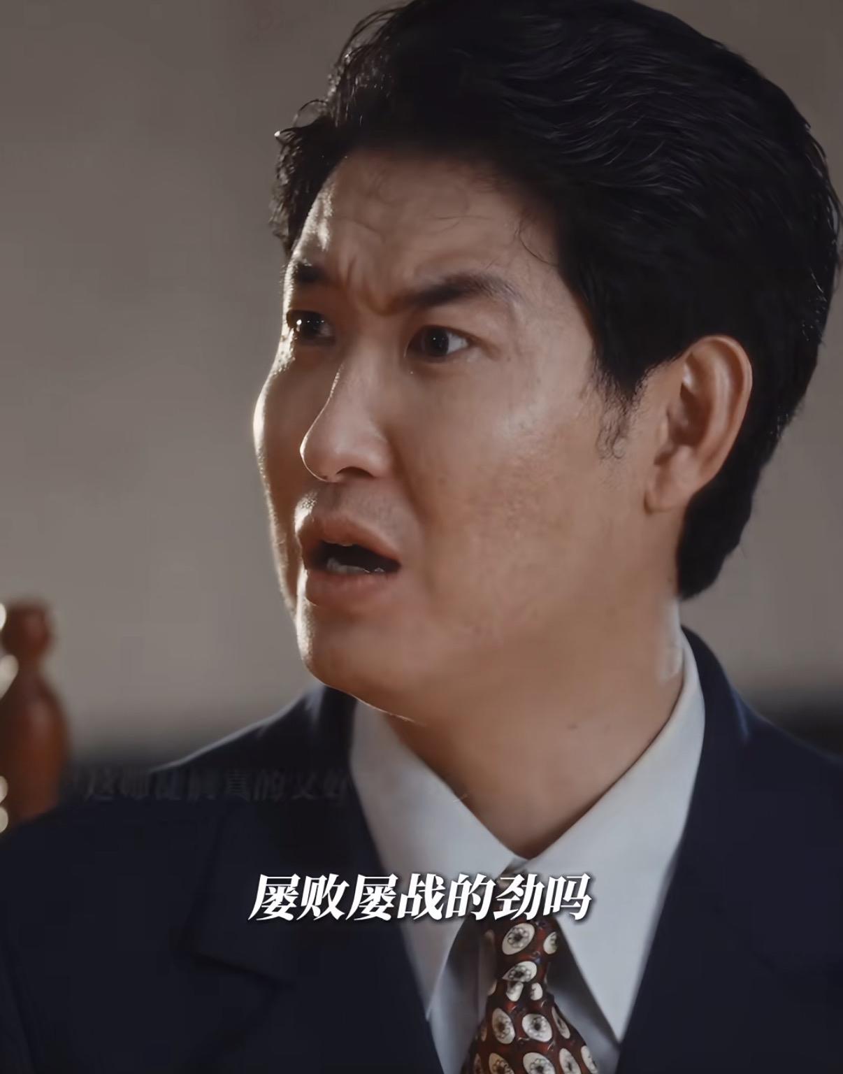 陆则铭说：你这么大岁数，钱钱没赚着，咋竟说丧气话呢？袁律趴在桌子上哭，本来挺悲伤