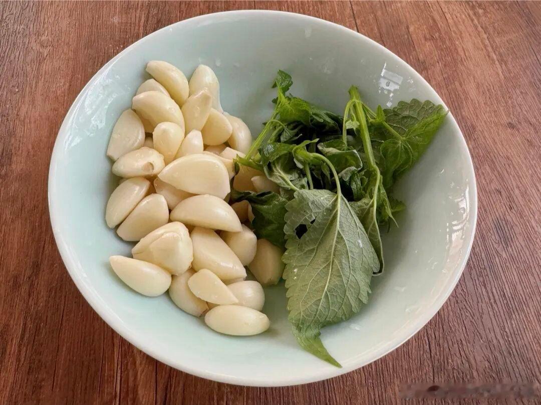 天热没胃口的时候，河南人的解暑神器永远是一碗苋菜蒜面条，配冰镇绿豆汤，比大鱼大肉
