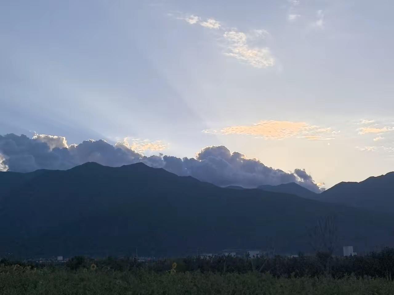 今年以来感觉更憋屈了，之前都是等着看特朗普闹笑话，但是今年以来，感觉特朗普虽然也