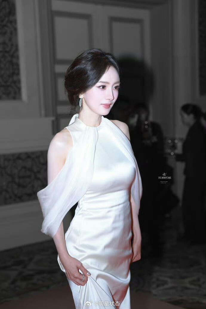 杨幂紧身裙 