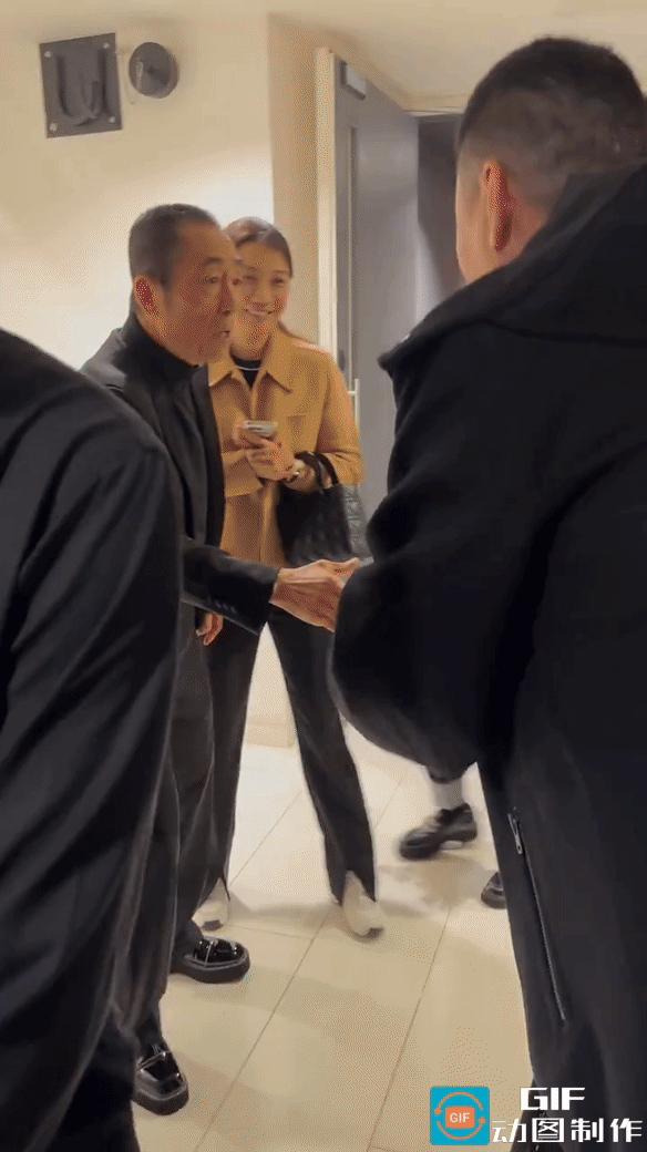 太惊喜了！原来张导也是会带头磕CP的！
亚洲电影大奖后台，张艺谋导演和陈建斌夫妇
