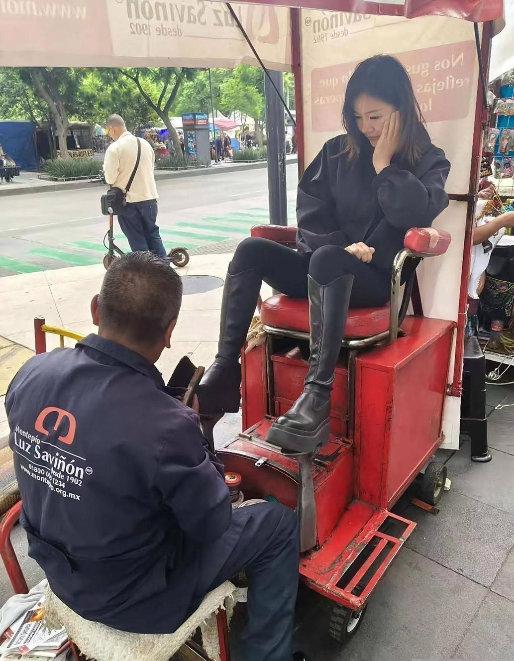 擦鞋车设计好奇葩！女子坐在高处，擦鞋匠坐在底下。

大家揪揪，这个擦鞋车是不是挺