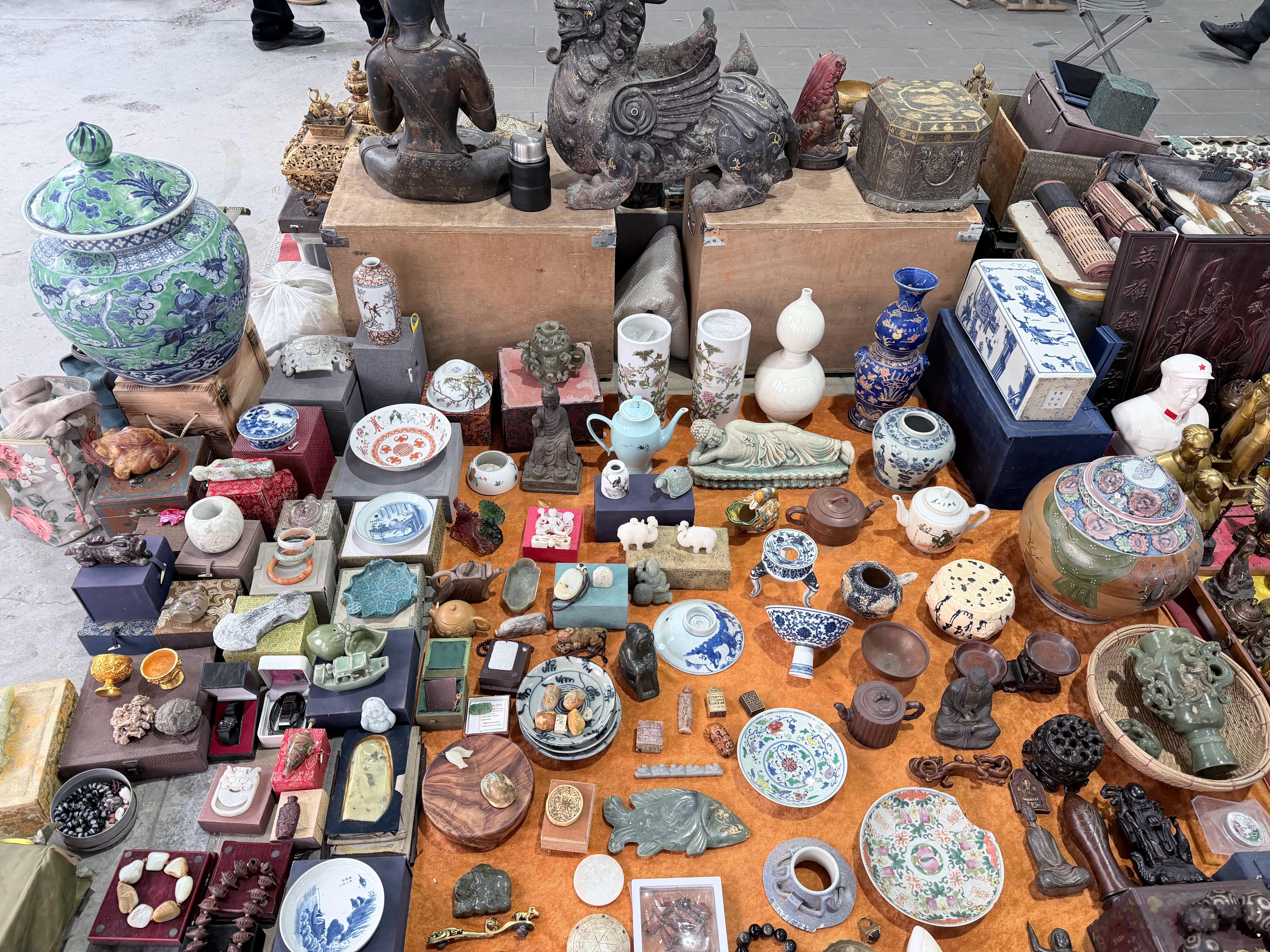 潘家园真是个硕大的杂货铺！仿古代、现代、假货遍地捡漏是轮不到普通人的很好奇这些卖