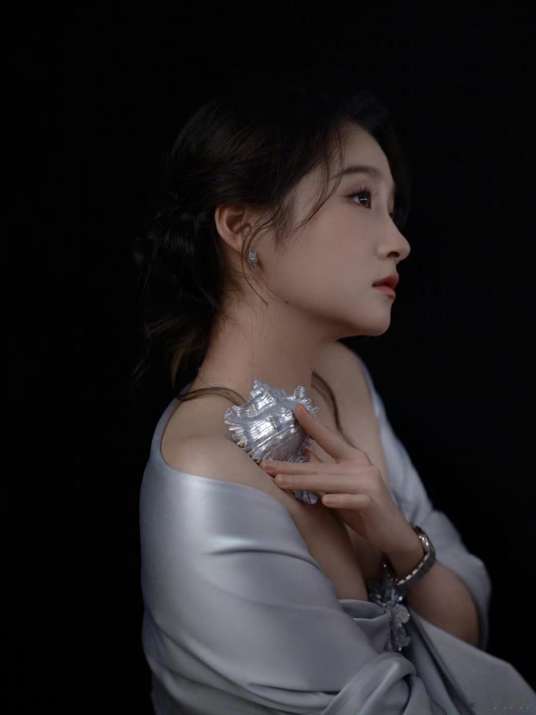 关晓彤[超话] ​关晓彤银色缎面碎钻裙 关晓彤王牌秀场的造型也太美了！关晓彤银灰