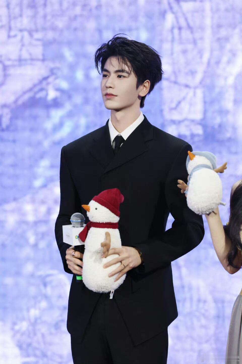 张凌赫[超话]  这就是穿西装最好看的男人吧张凌赫｜ ​​​