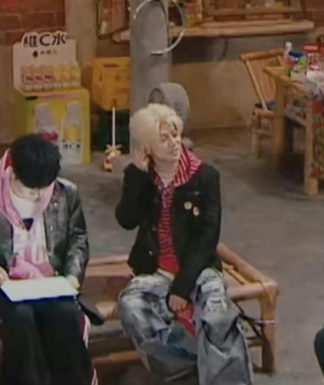 可是妈妈何炅不是别的黄毛大侦探 谁懂啊！何老师黄毛造型一出来，满脑子都是“妈妈我