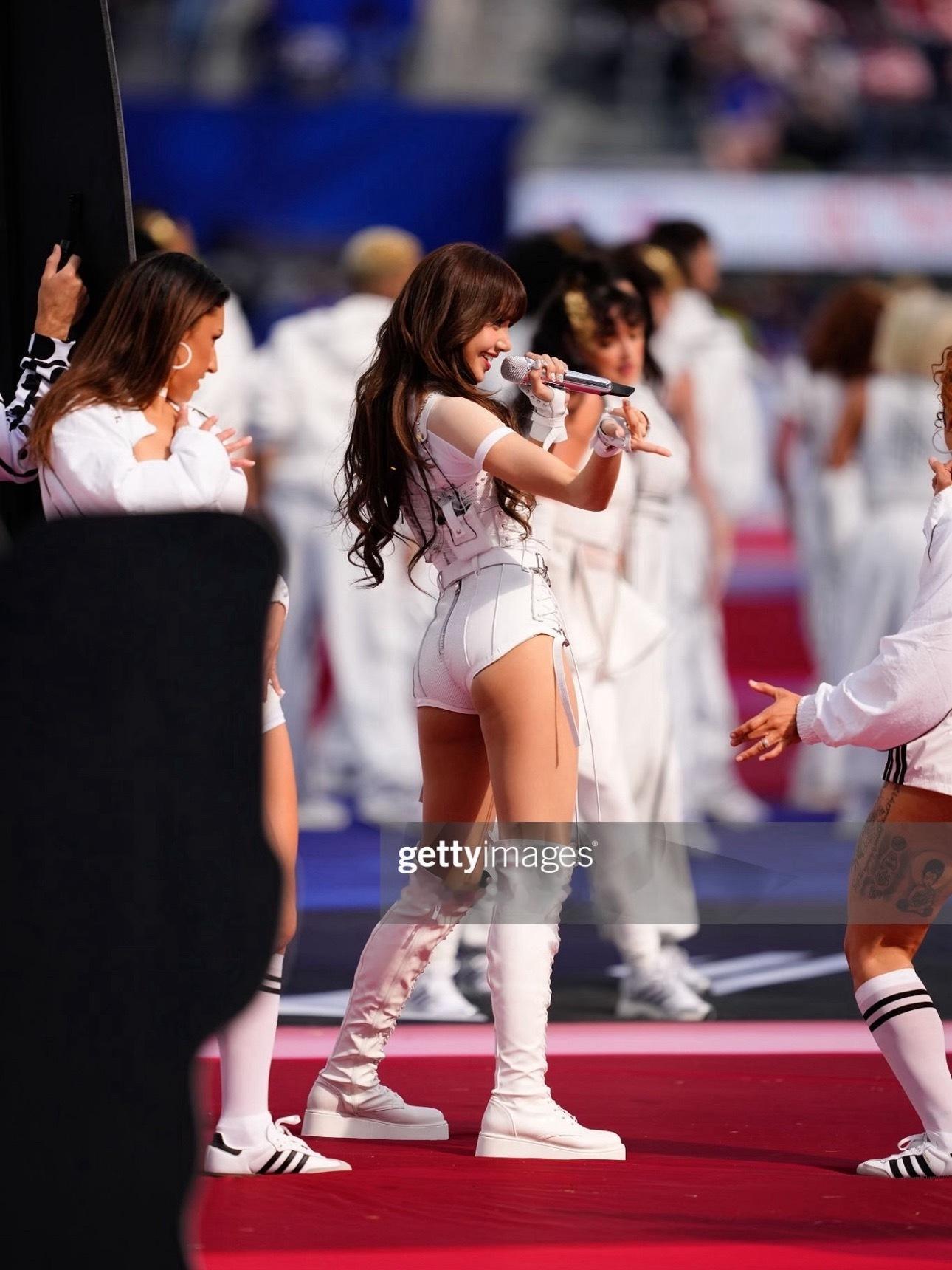 lisa这腿p都不敢这么pLisa这身材真的诠释了完美这双大长腿堪比电线杆又长又
