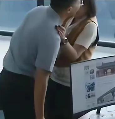北京，一男子没忍住，在库房突然强吻了一下女同事，女同事花容失色，愤怒的报了警，这