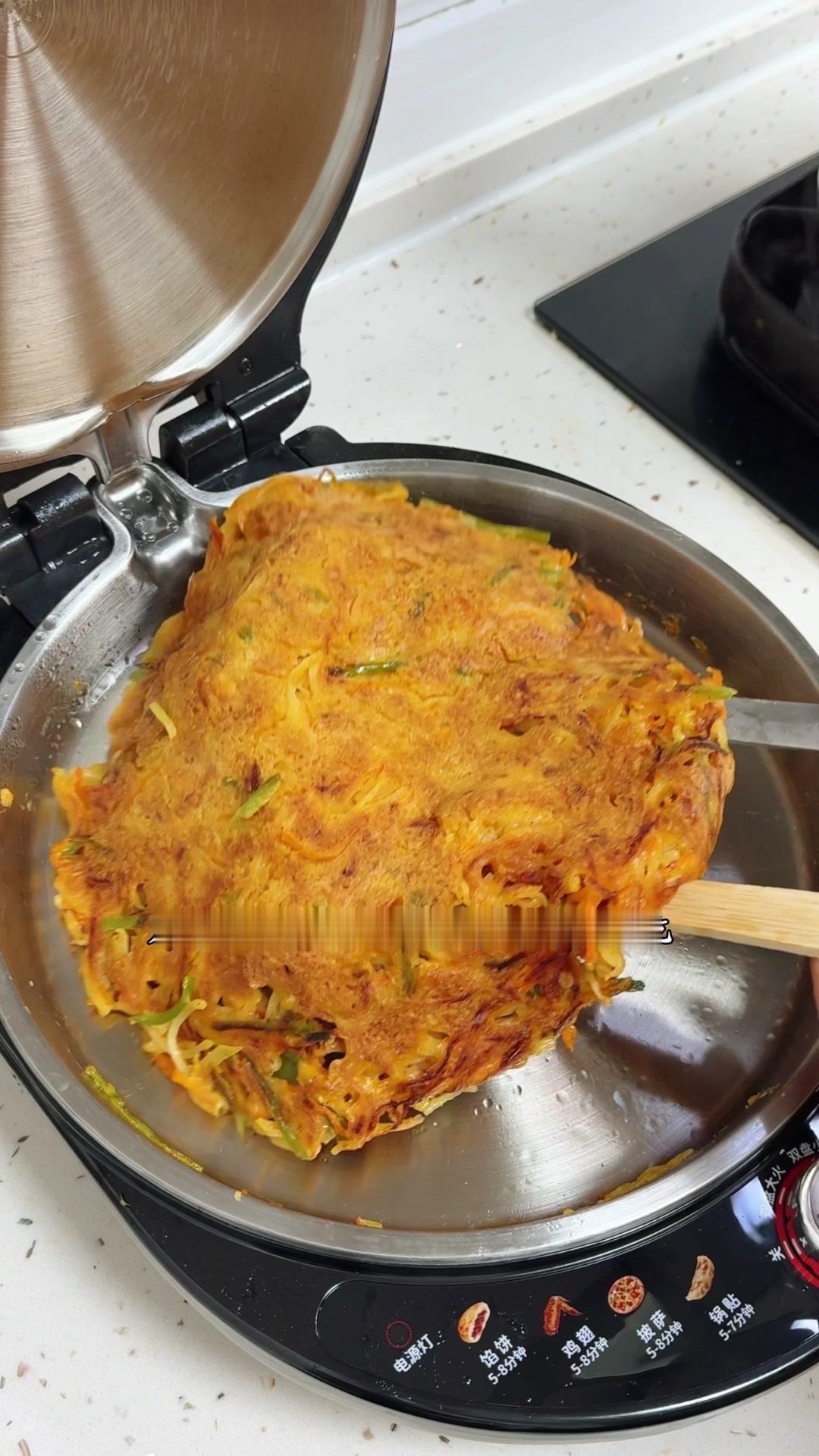 几分钟就能搞定的湘菜馆特色小吃，外酥里嫩，蘸点辣椒油非常好吃。这道土豆鸡蛋煎饼，
