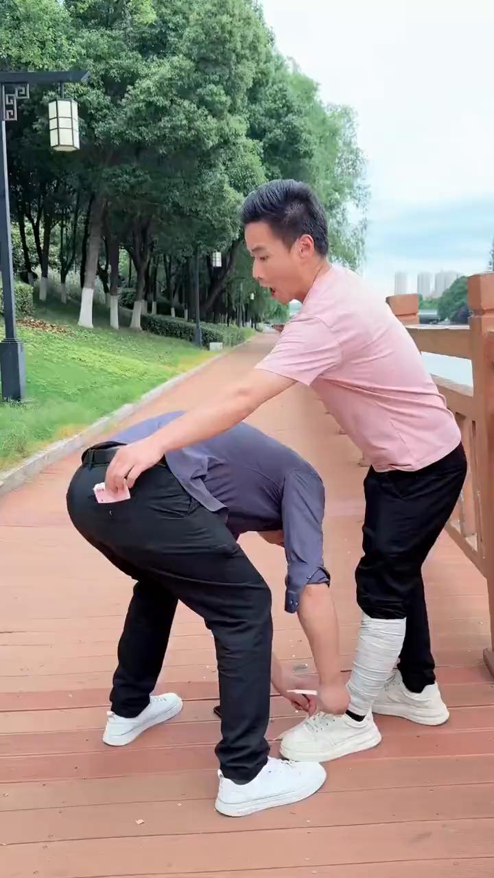 帅哥能帮我系下鞋带吗？我这个腿有点不方便。谢谢你。大可爱。