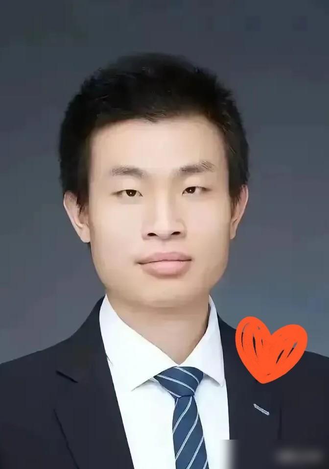 34 岁的北大天才韦东奕传来好消息，拿到长聘聘书后，他第一件事就是申请换了间更靠