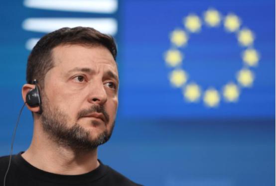 当乌克兰总统泽连斯基站在国际论坛上说出“输了就没有国家”时，这位昔日的喜剧演员脸