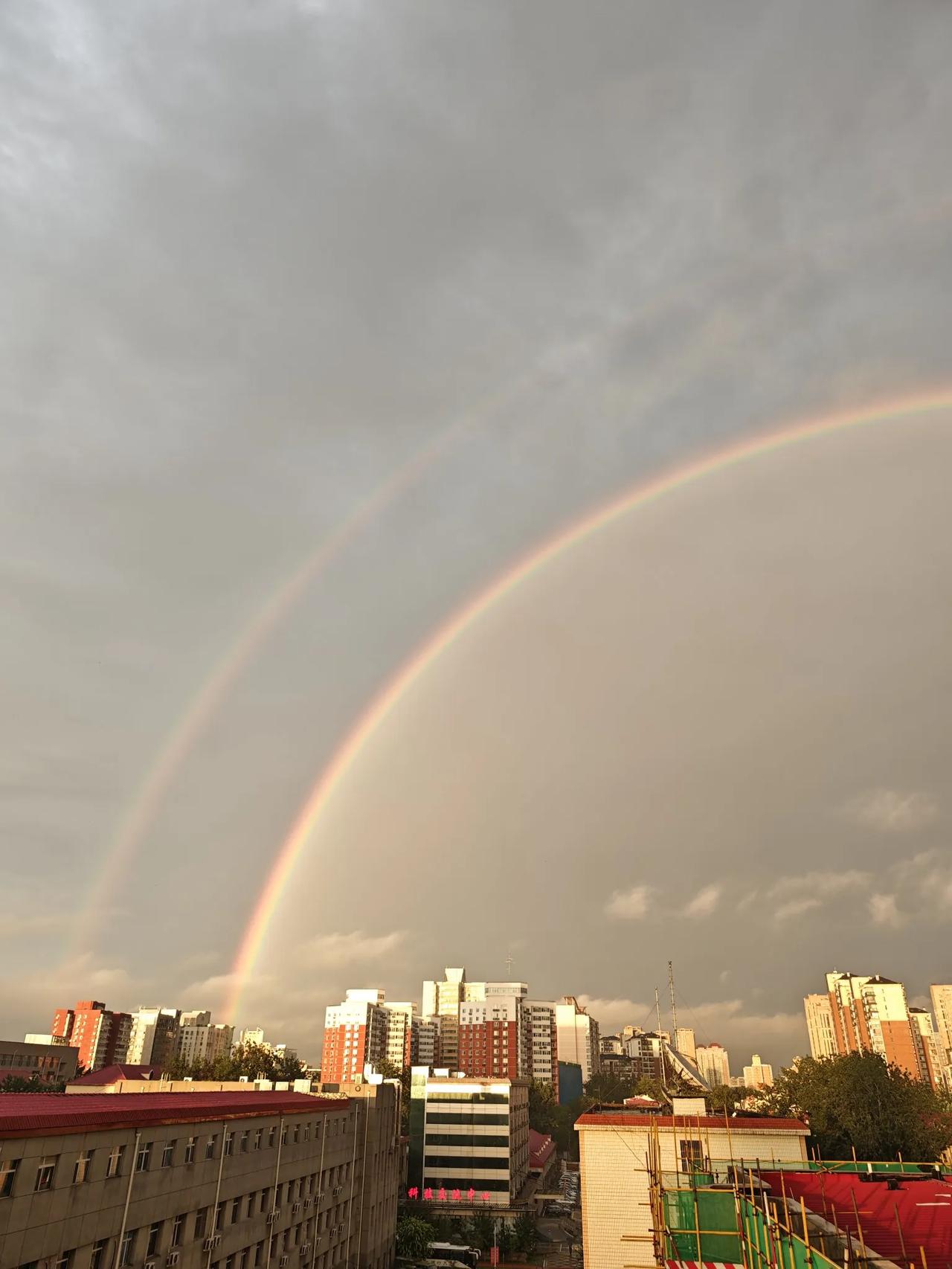 跑了两公里，雨有点密，回来拉伸，西边日落东边雨，竟然看到了双彩虹！