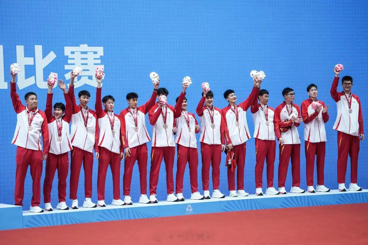 【新华社组照： U20男排浙江队夺冠（续）】11月12日，在广州进行的第十五届全