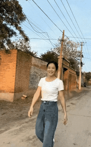 这是高手。
如果是倒放，但是在单车上的那个动作是实打实的。